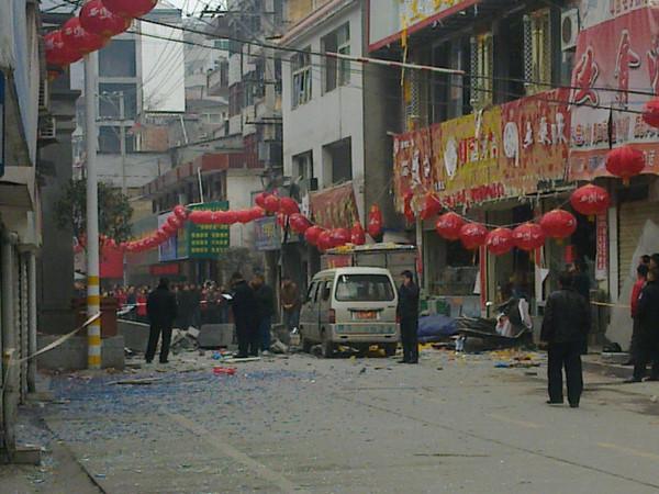 手机炸了的图片华为
:虎年春节政府大门被炸背后的思考！（附被炸后政府图片）