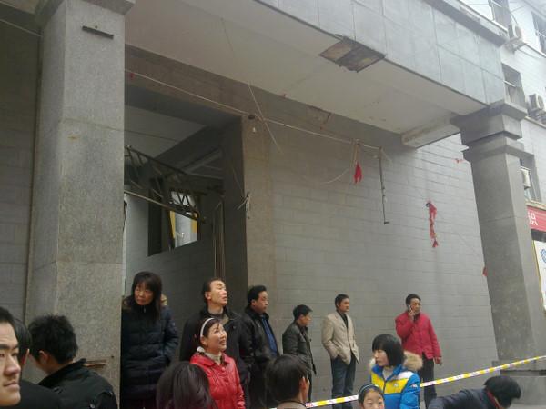 手机炸了的图片华为
:虎年春节政府大门被炸背后的思考<strongalt=