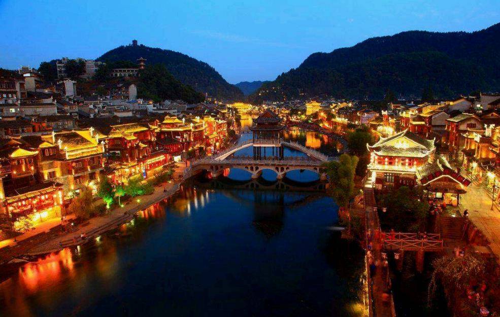 苹果韩版哪里买
:去凤凰古城一定要住江边的房子，沱江边拍照超级美