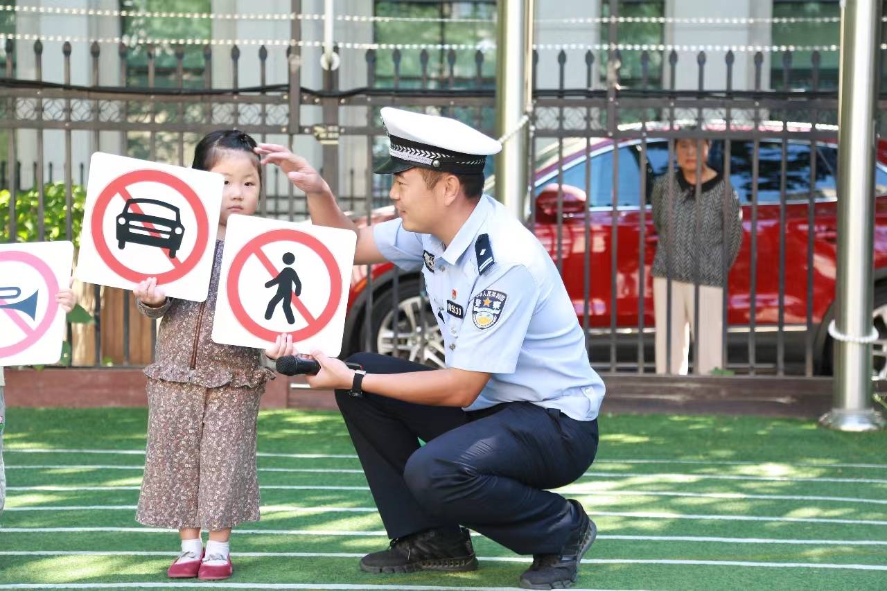 海淀交警走进幼儿园 教“萌娃”学习交通安全知识-第1张图片-平心在线