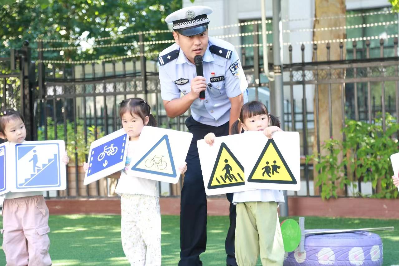 海淀交警走进幼儿园 教“萌娃”学习交通安全知识-第2张图片-平心在线